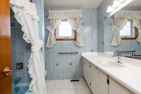73 Saddle Tree Crescent Vaughan ON L4L 3X4