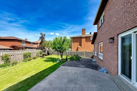 73 Saddle Tree Crescent Vaughan ON L4L 3X4