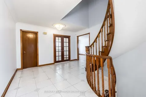 73 Saddle Tree Crescent Vaughan ON L4L 3X4