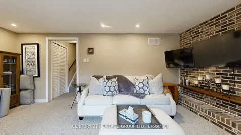 8 Dunkeld Way Markham ON L3T 4Y9