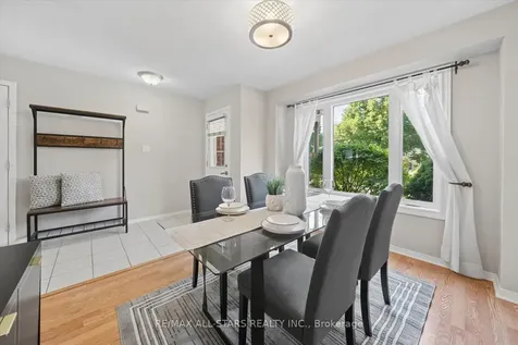 35 Glasgow Crescent Georgina ON L4P 4B3