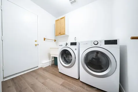 403 Bartholomew Drive Newmarket ON L3X 2E7