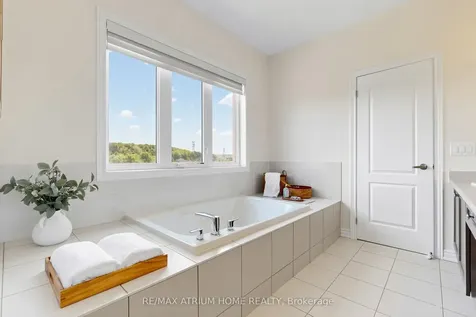 537 Clifford Perry Place Newmarket ON L3X 0J1