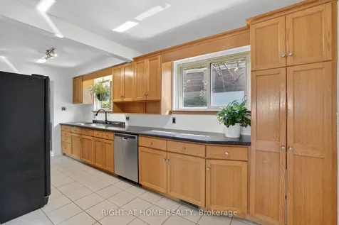 5 Fleance Drive Markham ON L3T 3J8