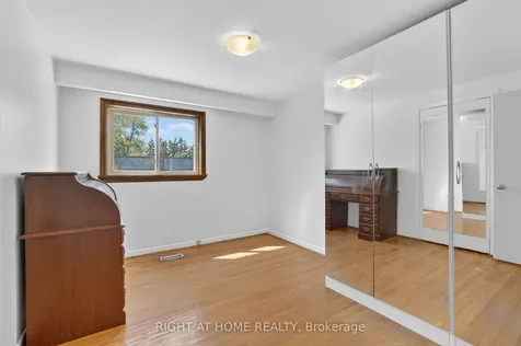 5 Fleance Drive Markham ON L3T 3J8