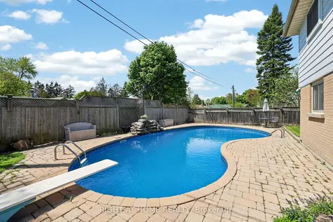 5 Fleance Drive Markham ON L3T 3J8