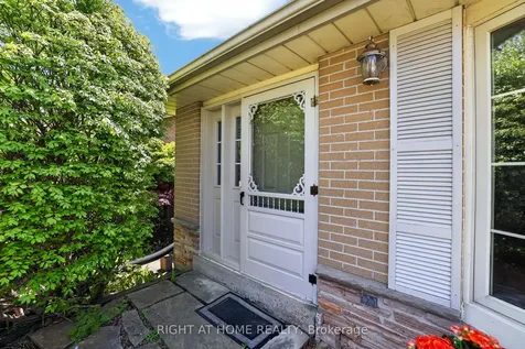 5 Fleance Drive Markham ON L3T 3J8