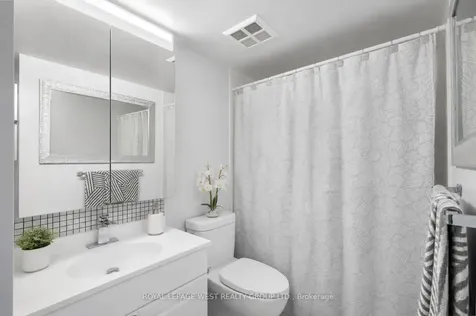 326 Major Mackenzie Drive E Richmond Hill ON L4C 8T4