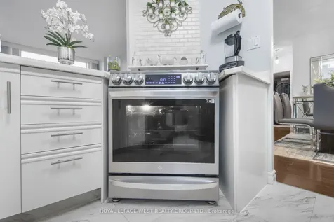 326 Major Mackenzie Drive E Richmond Hill ON L4C 8T4
