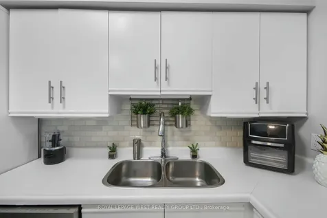 326 Major Mackenzie Drive E Richmond Hill ON L4C 8T4