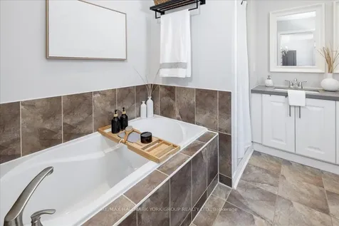 19 Silverstone Crescent Georgina ON L4P 4A5