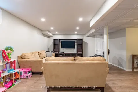 72 Wagner Crescent Essa ON L3W 0R7