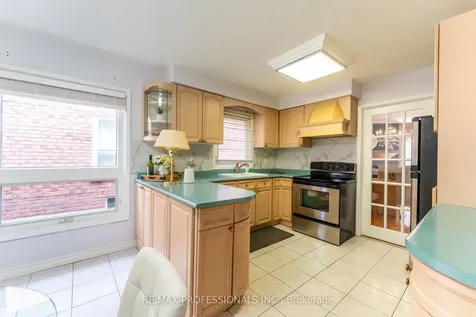 52 Lavron Court Markham ON L3S 2P1