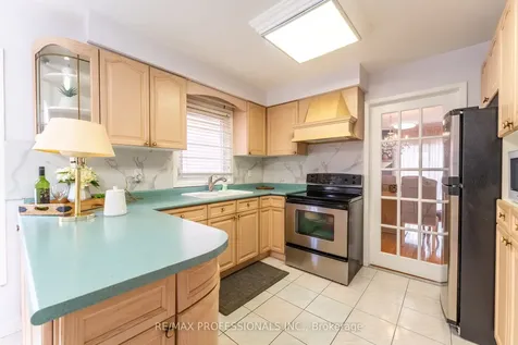 52 Lavron Court Markham ON L3S 2P1
