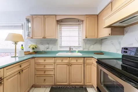 52 Lavron Court Markham ON L3S 2P1