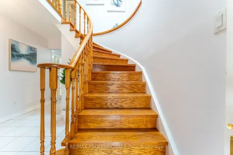 52 Lavron Court Markham ON L3S 2P1