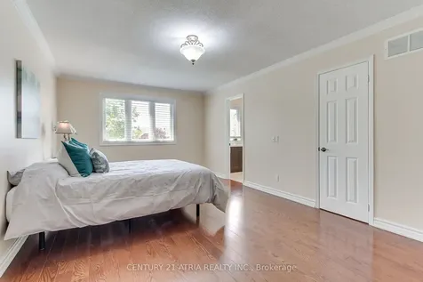 10 Laurwood Court Aurora ON L4G 5C2