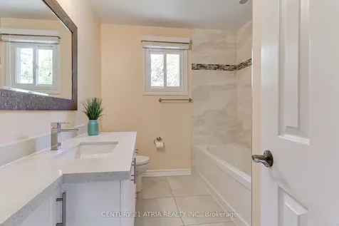 10 Laurwood Court Aurora ON L4G 5C2