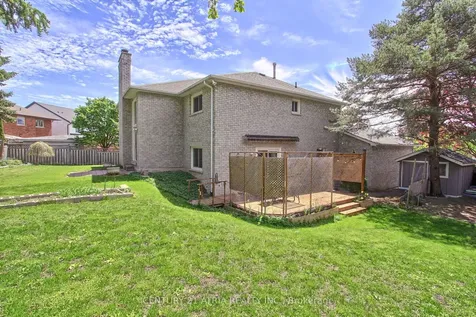 10 Laurwood Court Aurora ON L4G 5C2