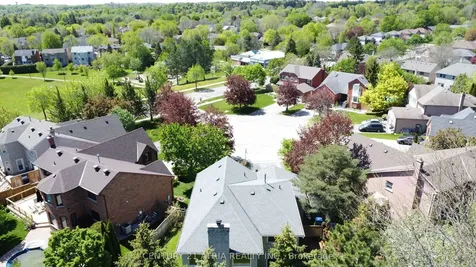10 Laurwood Court Aurora ON L4G 5C2