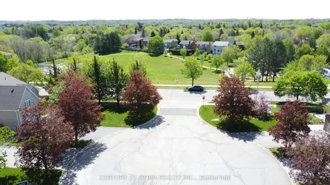 10 Laurwood Court Aurora ON L4G 5C2