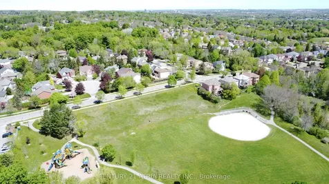 10 Laurwood Court Aurora ON L4G 5C2
