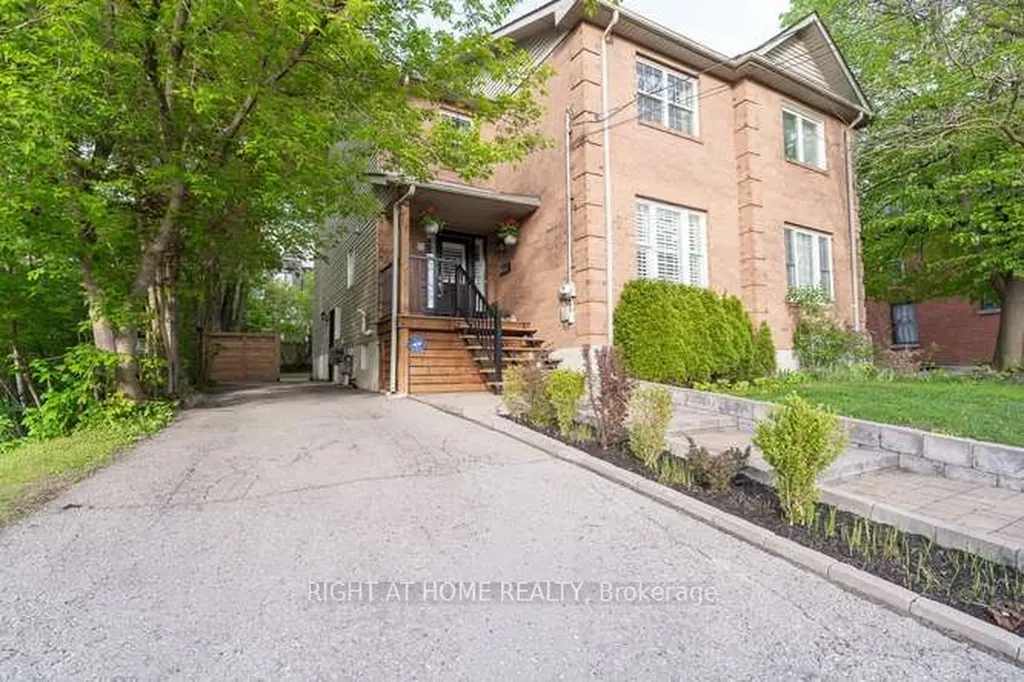 17 Machell Avenue N Aurora ON L4G 2R6
