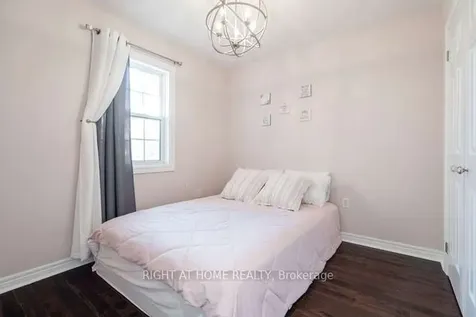 17 Machell Avenue N Aurora ON L4G 2R6
