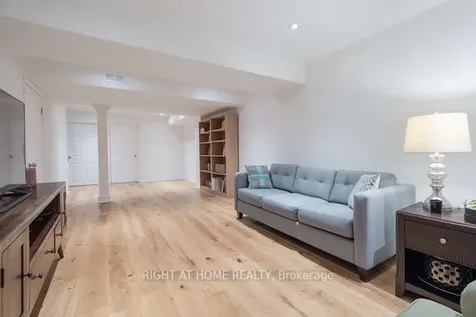 17 Machell Avenue N Aurora ON L4G 2R6