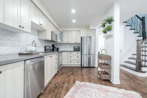 17 Machell Avenue N Aurora ON L4G 2R6