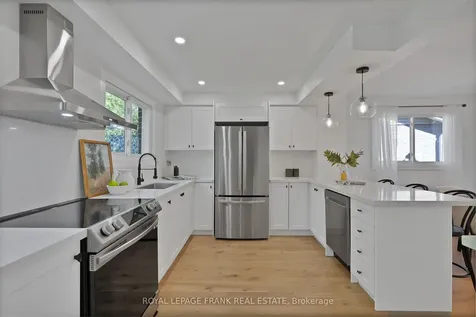 272 Plymouth Trail Newmarket ON L3Y 6G7