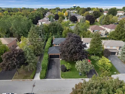 272 Plymouth Trail Newmarket ON L3Y 6G7