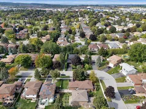 272 Plymouth Trail Newmarket ON L3Y 6G7