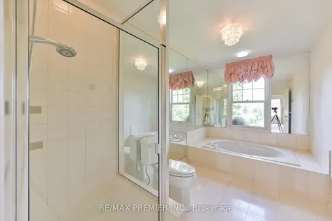 25 Highgrove Crescent Richmond Hill ON L4C 7W9