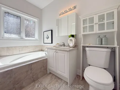 1082 Bob Scott Court Newmarket ON L3X 3L7
