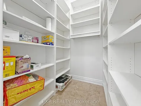 1082 Bob Scott Court Newmarket ON L3X 3L7