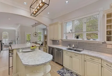 5 Humberview Drive Vaughan ON L4H 1B1