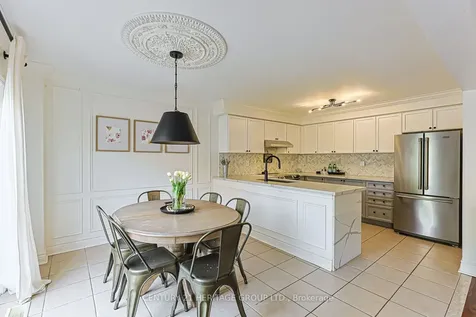 996 Oaktree Crescent Newmarket ON L3X 2Z2
