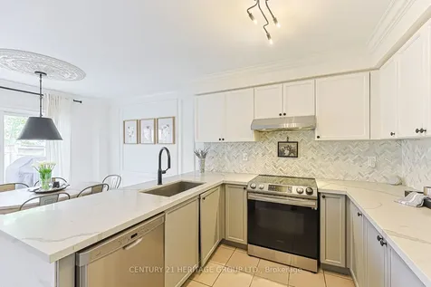 996 Oaktree Crescent Newmarket ON L3X 2Z2