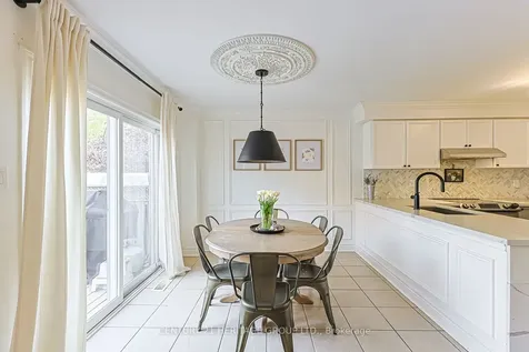 996 Oaktree Crescent Newmarket ON L3X 2Z2