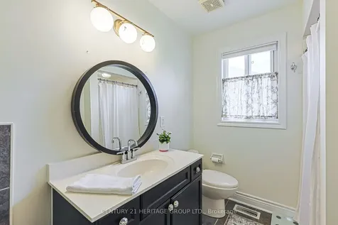 996 Oaktree Crescent Newmarket ON L3X 2Z2