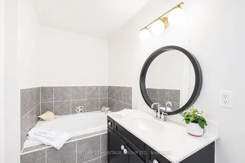 996 Oaktree Crescent Newmarket ON L3X 2Z2