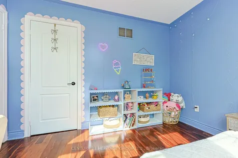 996 Oaktree Crescent Newmarket ON L3X 2Z2
