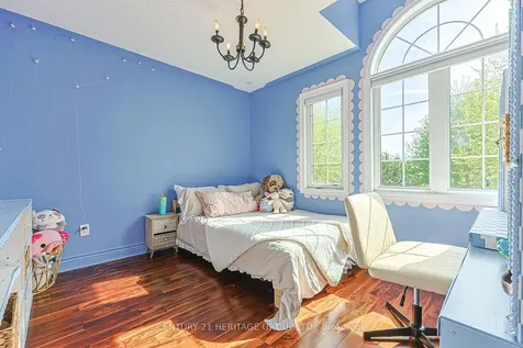 996 Oaktree Crescent Newmarket ON L3X 2Z2