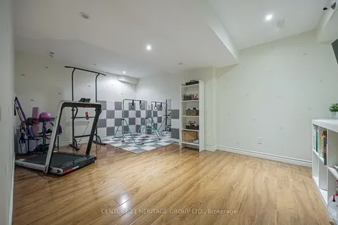 996 Oaktree Crescent Newmarket ON L3X 2Z2