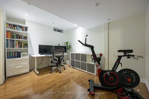 996 Oaktree Crescent Newmarket ON L3X 2Z2