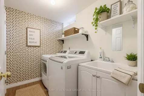 996 Oaktree Crescent Newmarket ON L3X 2Z2