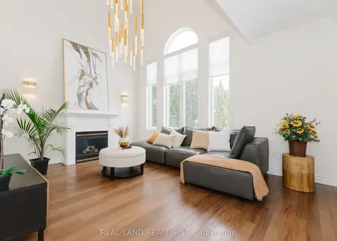 5 Rochester Hill Street Richmond Hill ON L4S 2M6