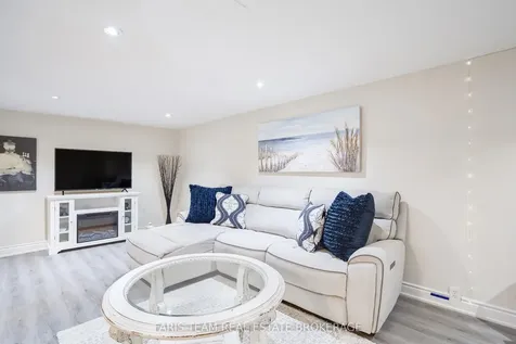 71 Harrison Drive Newmarket ON L3Y 4P3