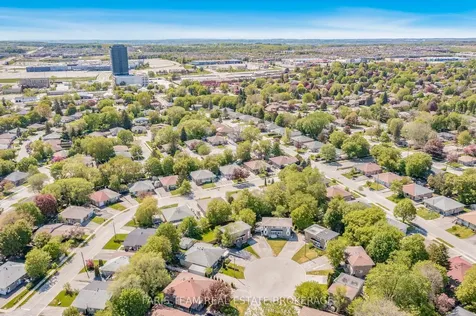 71 Harrison Drive Newmarket ON L3Y 4P3